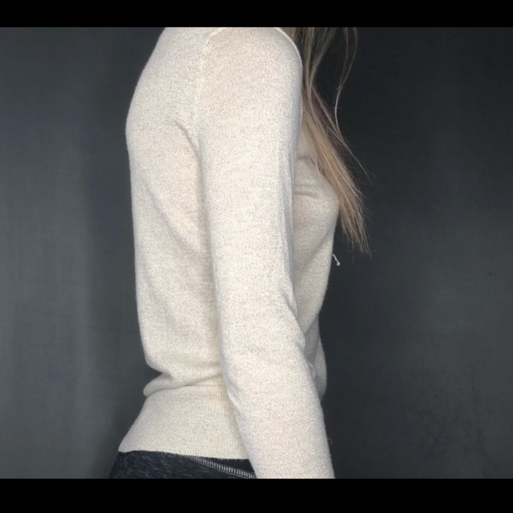 🥞NEW: V-NECK CREAM AND GOLD LONG-SLEEVE TOP🥞 - Picture 4 of 4